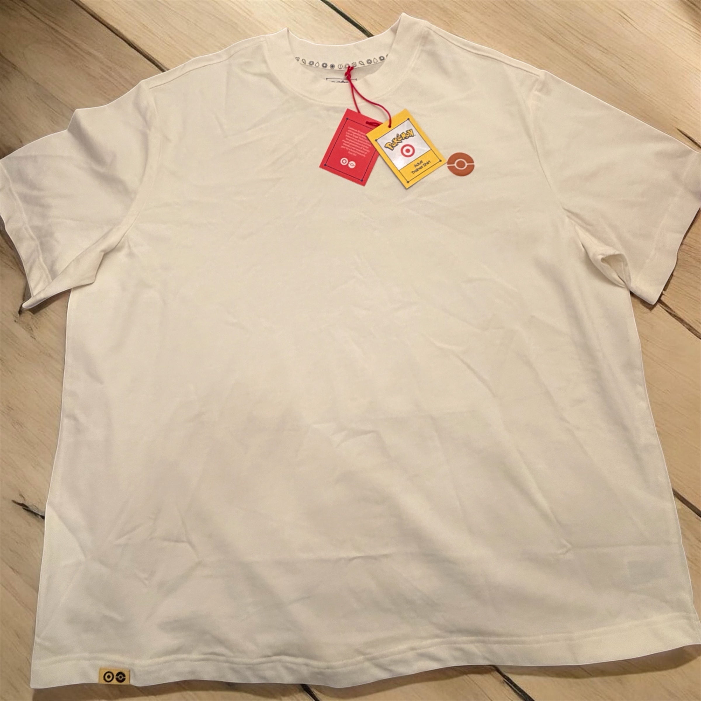 Adult Eevee Graphic Print Short Sleeve Crewneck T-Shirt - Pokémon x Target (LARGE)